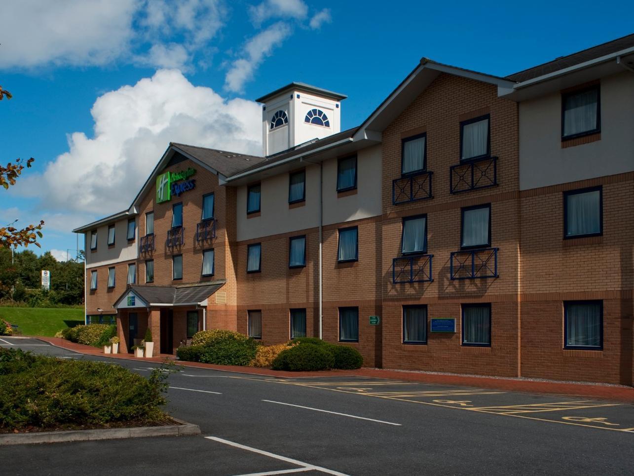 Holiday Inn Express Swansea East By Ihg Экстерьер фото