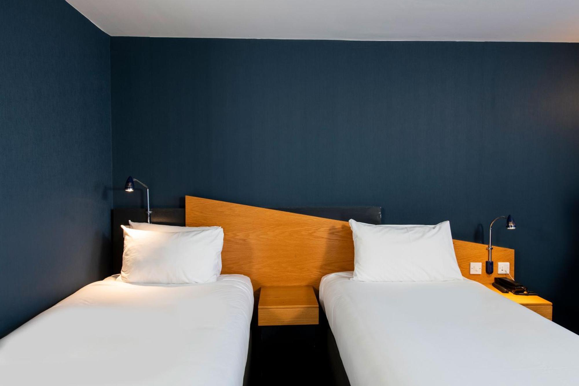 Holiday Inn Express Swansea East By Ihg Экстерьер фото