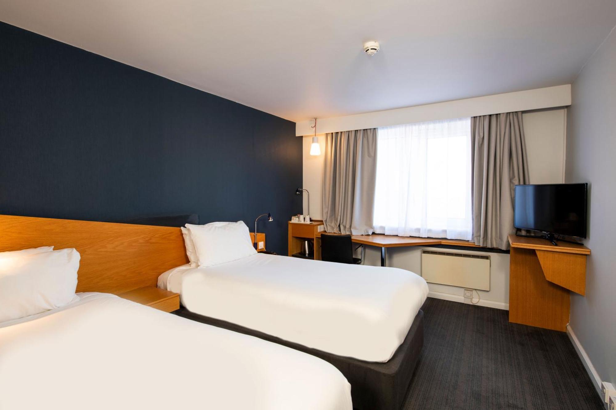 Holiday Inn Express Swansea East By Ihg Экстерьер фото