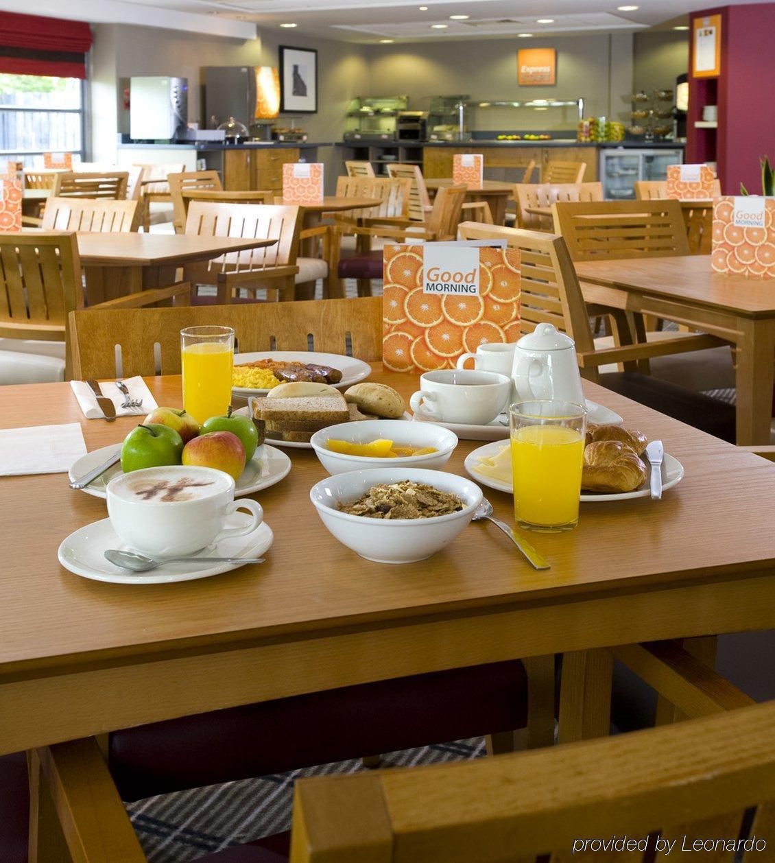 Holiday Inn Express Swansea East By Ihg Ресторан фото
