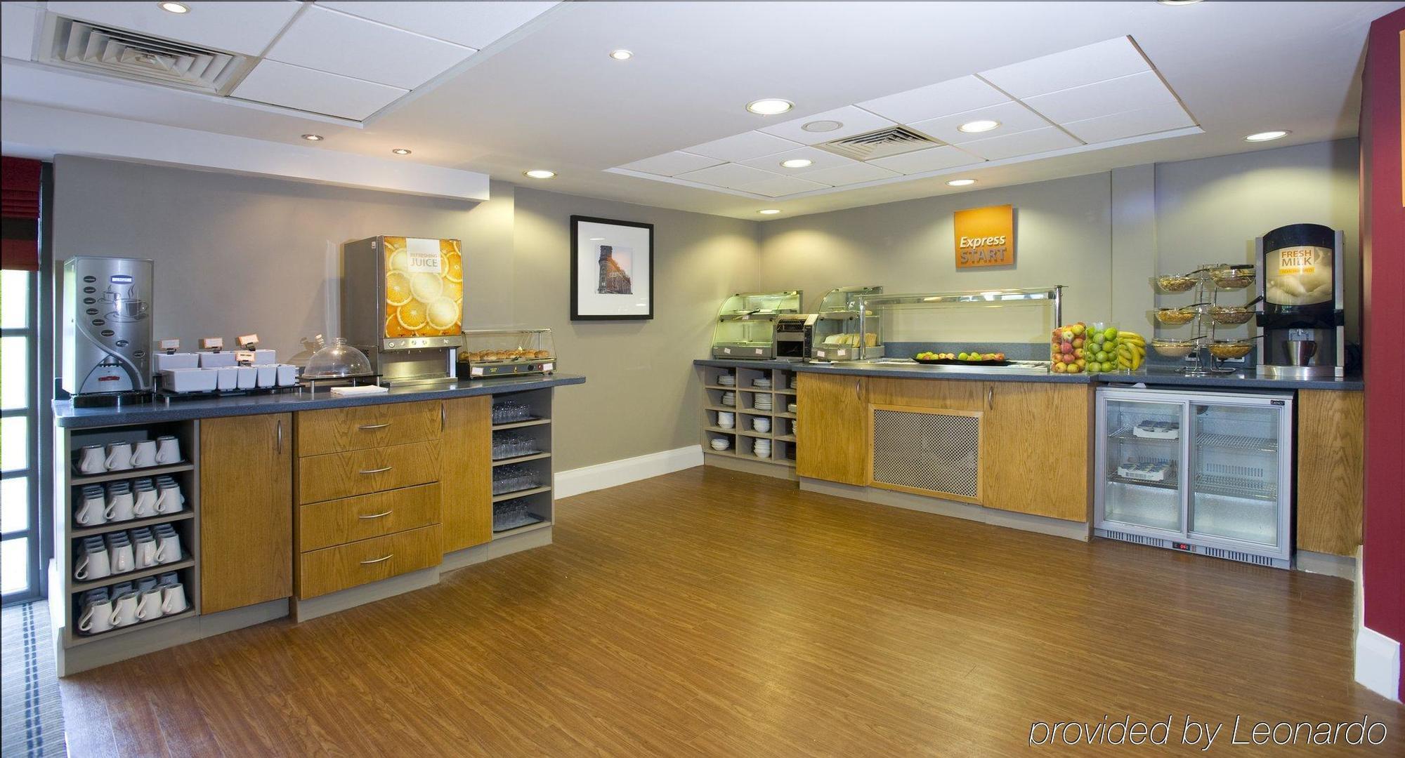 Holiday Inn Express Swansea East By Ihg Ресторан фото