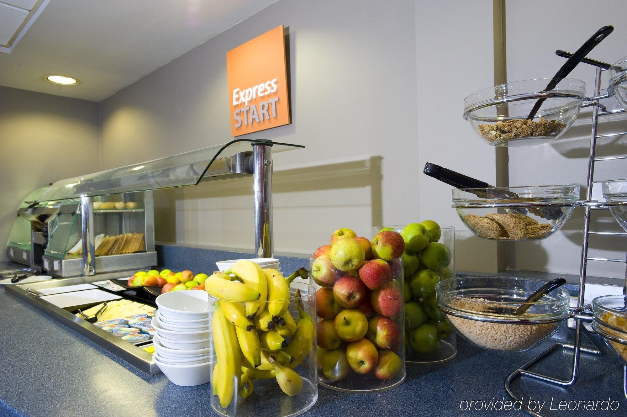 Holiday Inn Express Swansea East By Ihg Ресторан фото