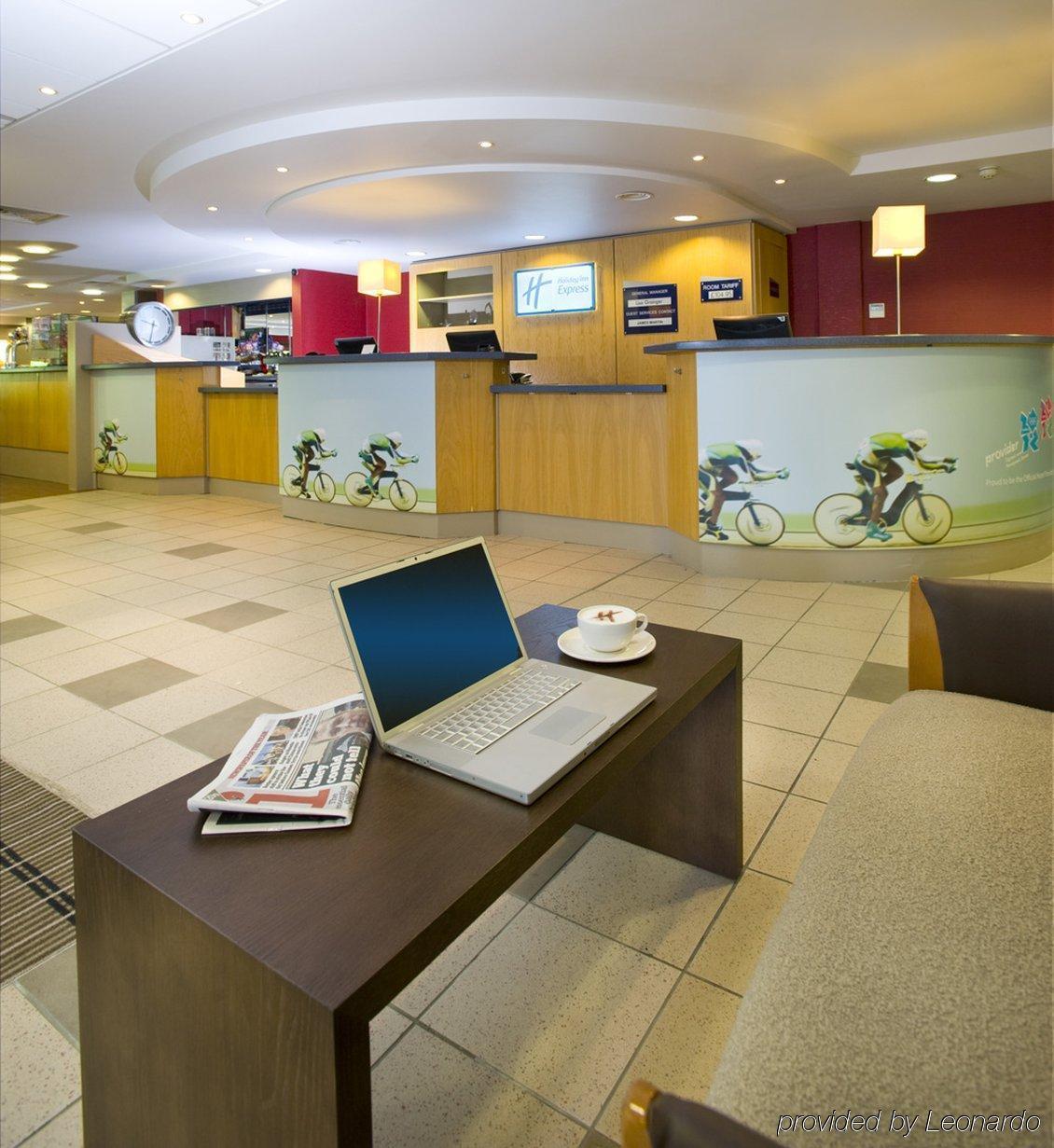 Holiday Inn Express Swansea East By Ihg Интерьер фото