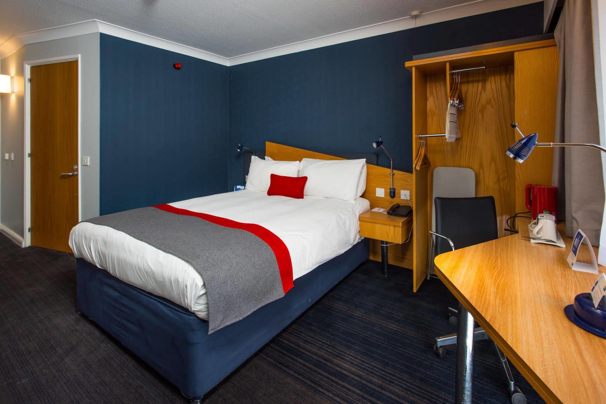 Holiday Inn Express Swansea East By Ihg Экстерьер фото